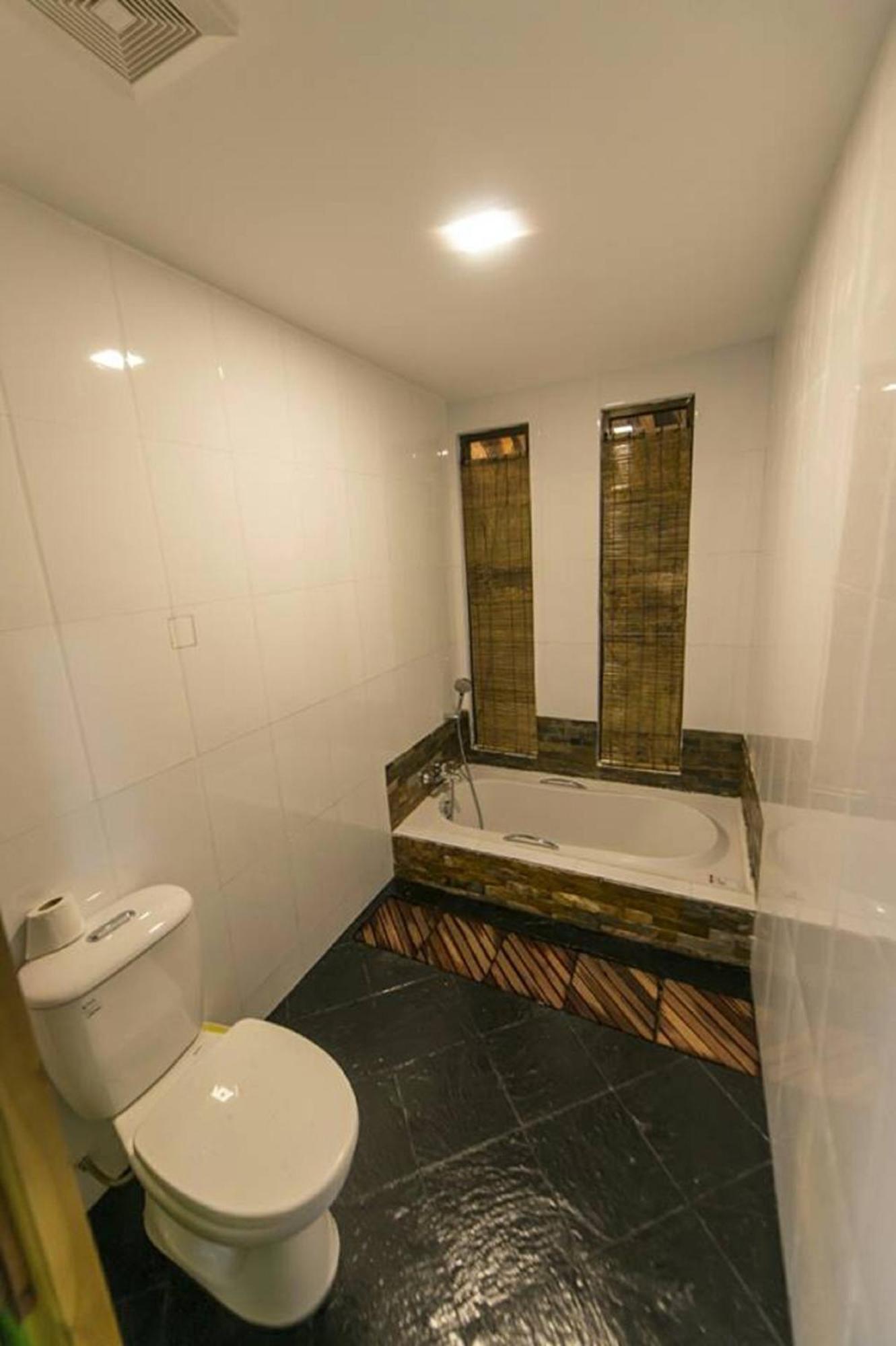 Hotel Queen Jamadevi Moulmein Extérieur photo