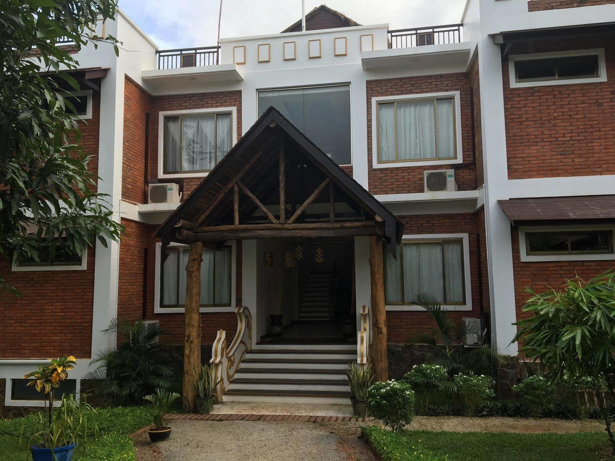 Hotel Queen Jamadevi Moulmein Extérieur photo