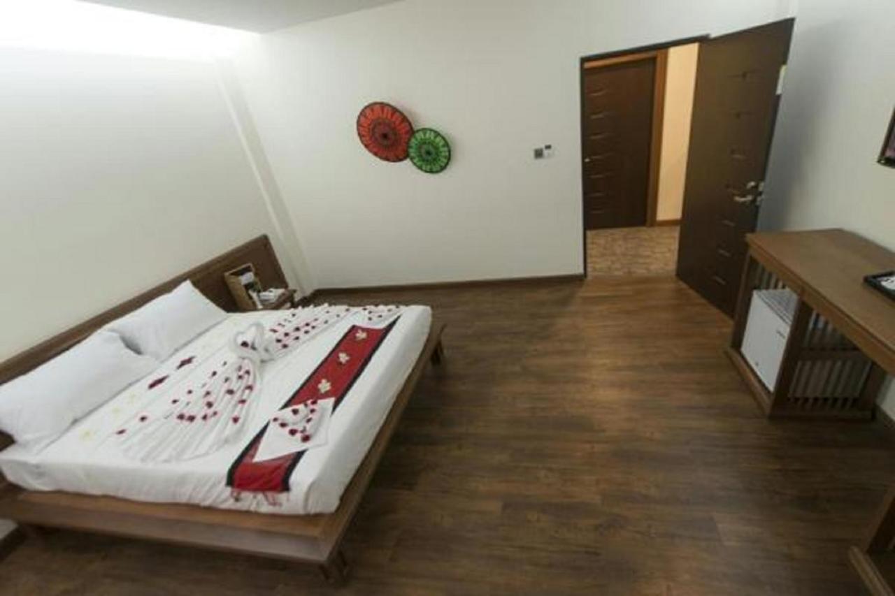 Hotel Queen Jamadevi Moulmein Extérieur photo